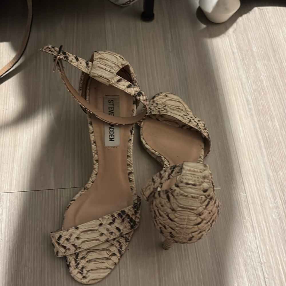 SNAKE SKIN STEVE MADDEN KITTEN HEELS